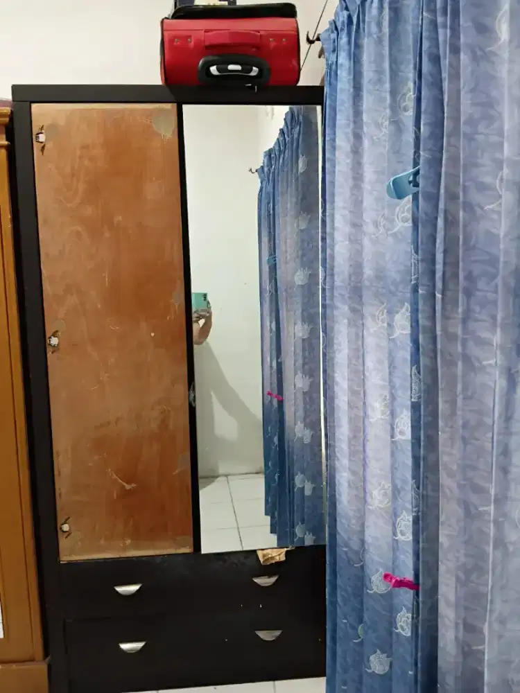 Lemari kaca dua pintu