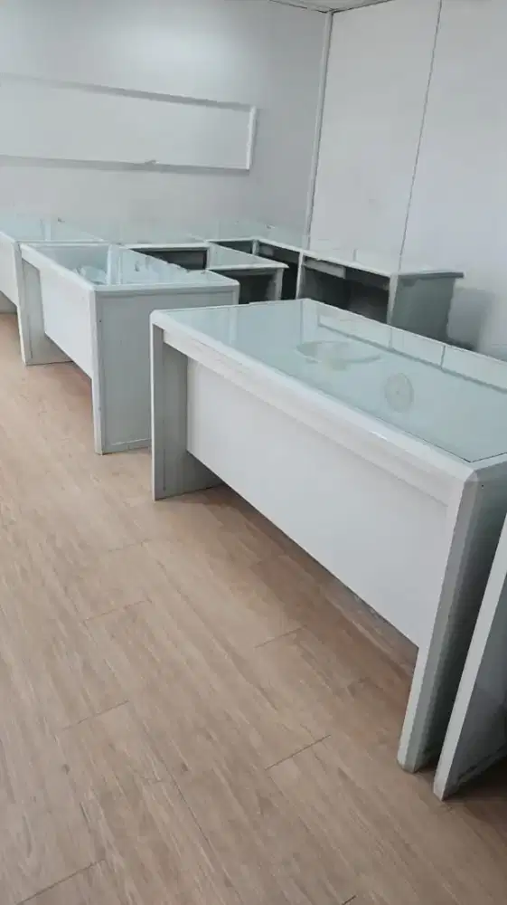 Meja kantor ex bank plat merah