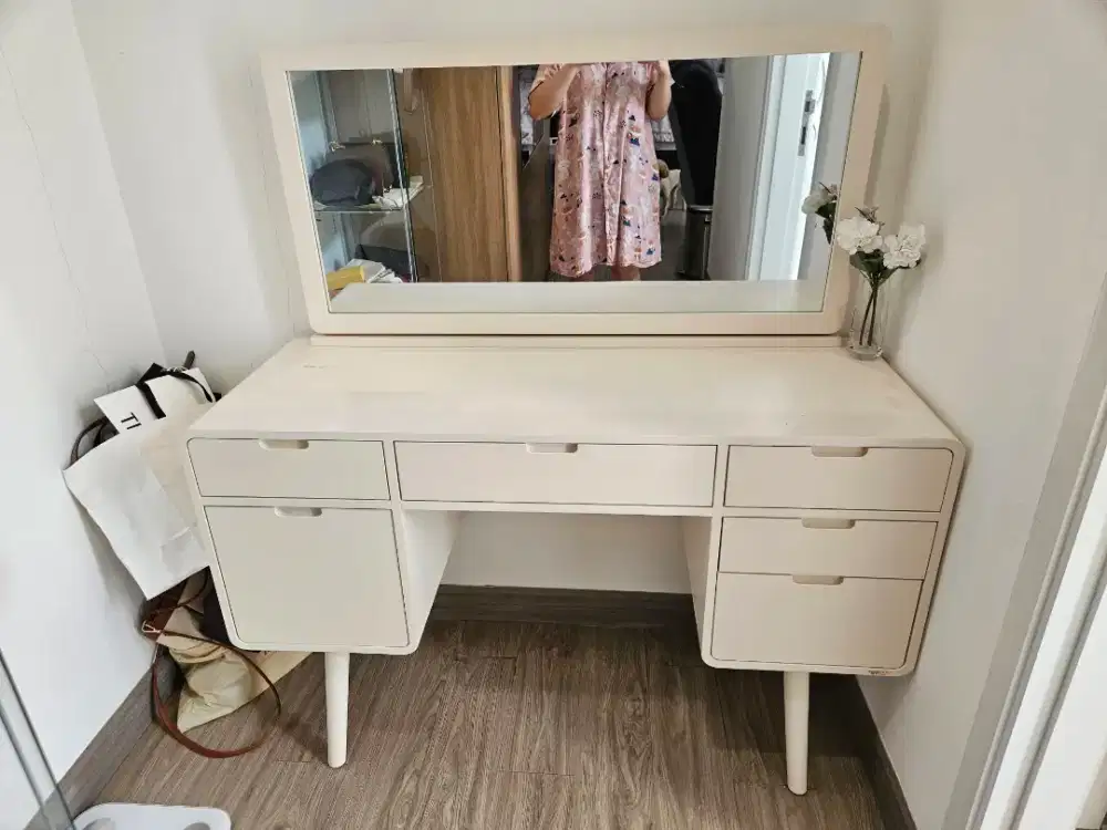 Meja Rias IFURNHOLIC Flint Premium second  Bangku 1 sisi agak goyang