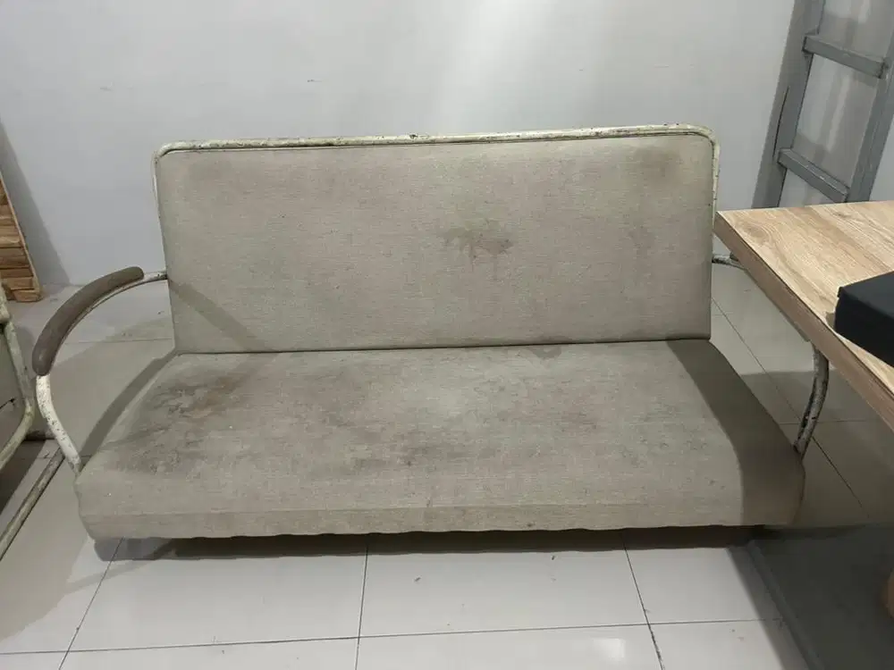 Sofa kursi vintage jok nyaman untuk cafe