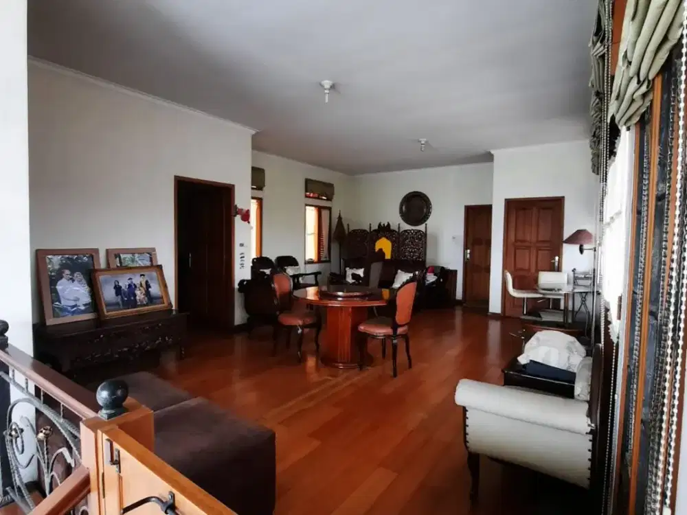 Dijual Cepat Rumah mewah 3 lantai di Turangga Buahbatu akses jalan Lebar 3 mobil lingkungan nyaman