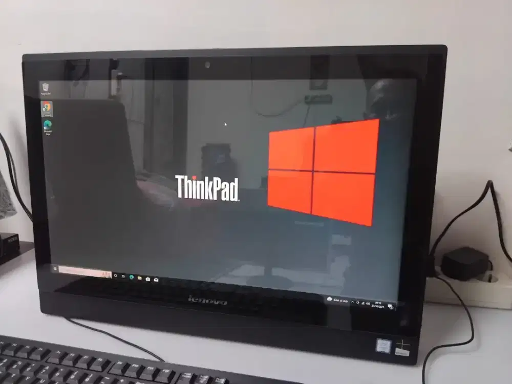PC All in One Lenovo (ada 10 PC) Intel Core i5 6200, Layar 24
HDD 1Tb