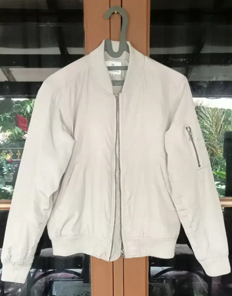 Jaket bomber Abu terang size M Slim Body fit