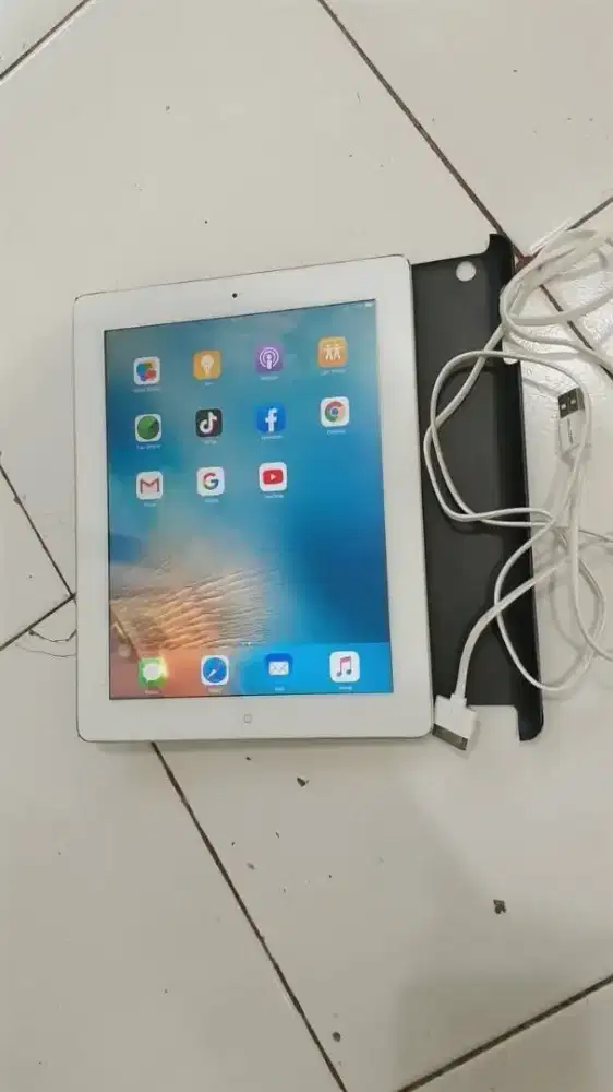 IPAD GEN 3 + KABEL CAS 32GB NEGO