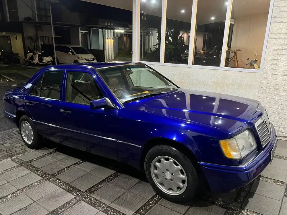 Mercedes ex kedutaan 200 E tahun 93 Automatic km 65.000 Biru Metalic