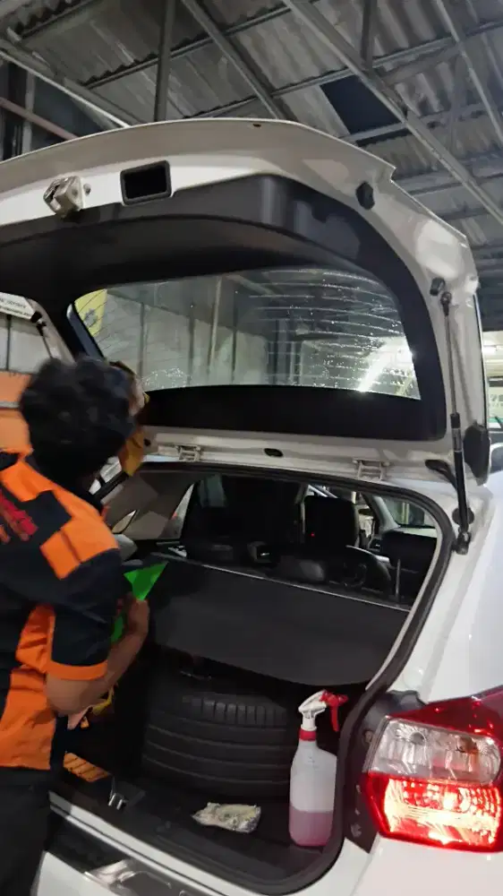 Kenekan  kaca film dan poles mobil