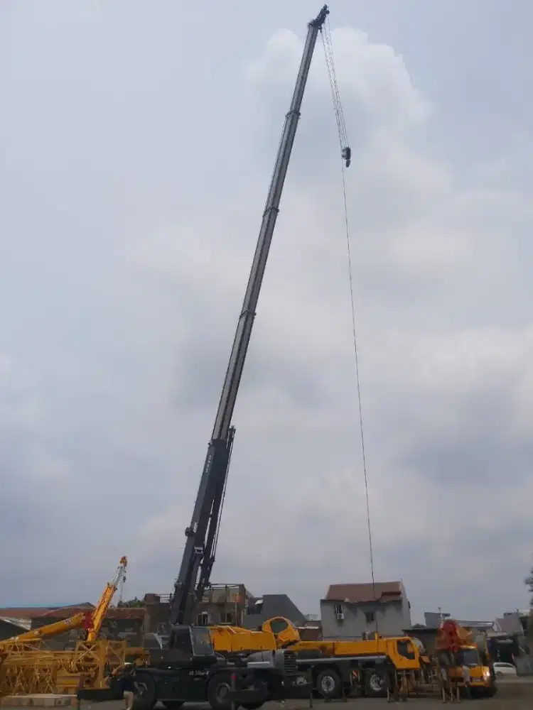 Raughterain crane Kato KR35H-V2 capasitas 35 ton tahun 2024