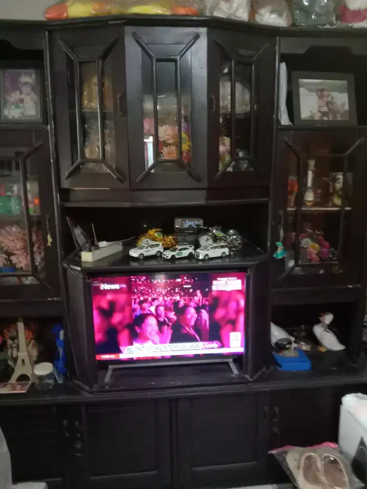 Jual BU lemari pajangan+Risbang springbed masih bagus