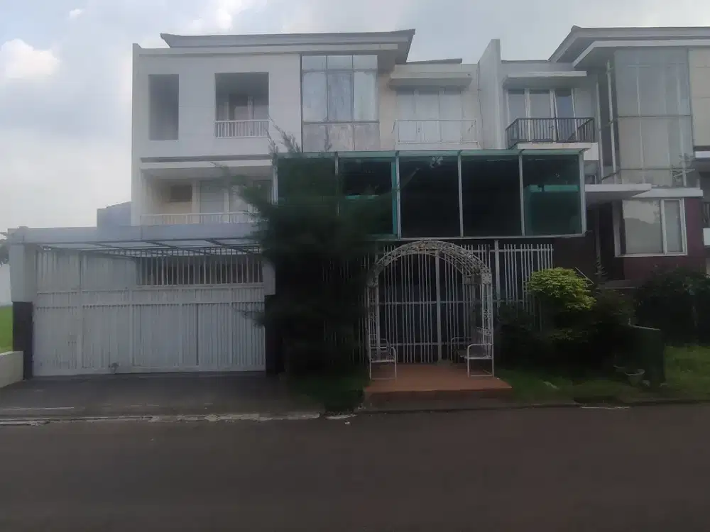 Dijual Rumah 2 Lantai Split Level Di Grand Wisata – Pinggir Jalan