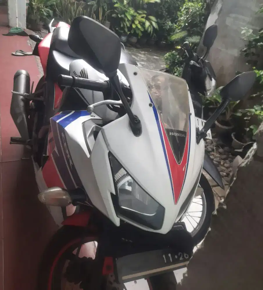 Honda cbr 150 warna spesial edition