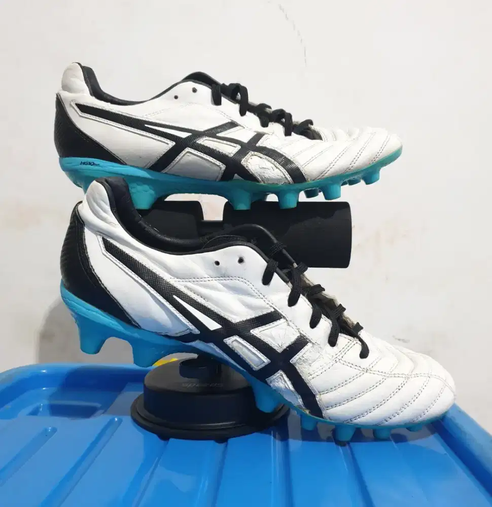 Sepatu Bola Asics