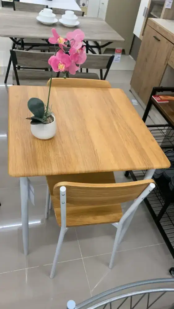 Meja makan set minimalis