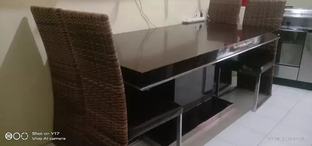 1 set meja makan Informa 4 kursi