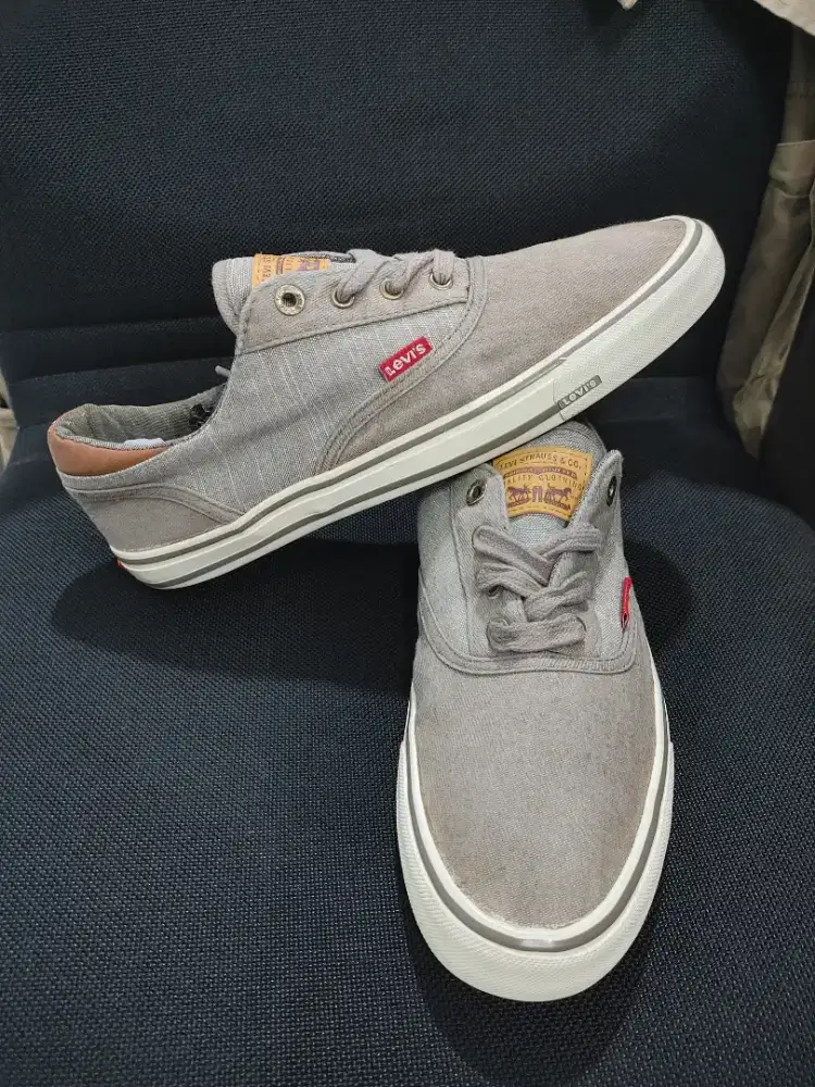 Sepatu Levis preloved size 44.5