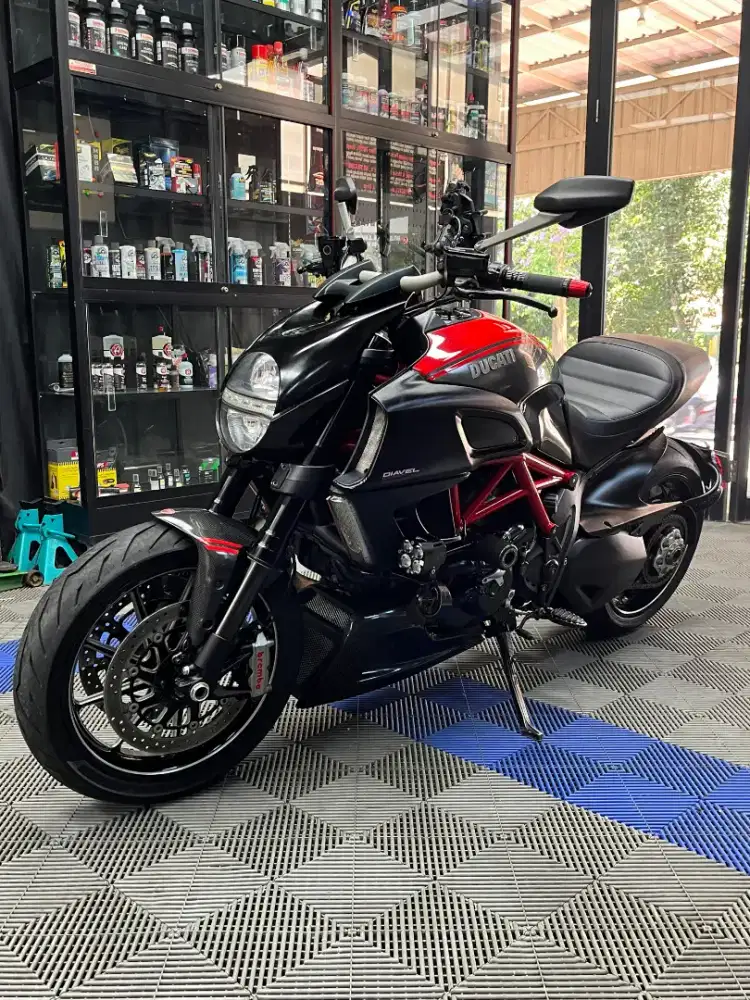 Ducati diavel red carbon