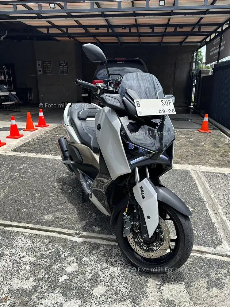 XMAX Connected Grey 2023