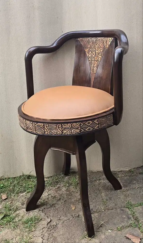 Kursi belajar anak anak bisa puter dan terbuat dari kayu jati