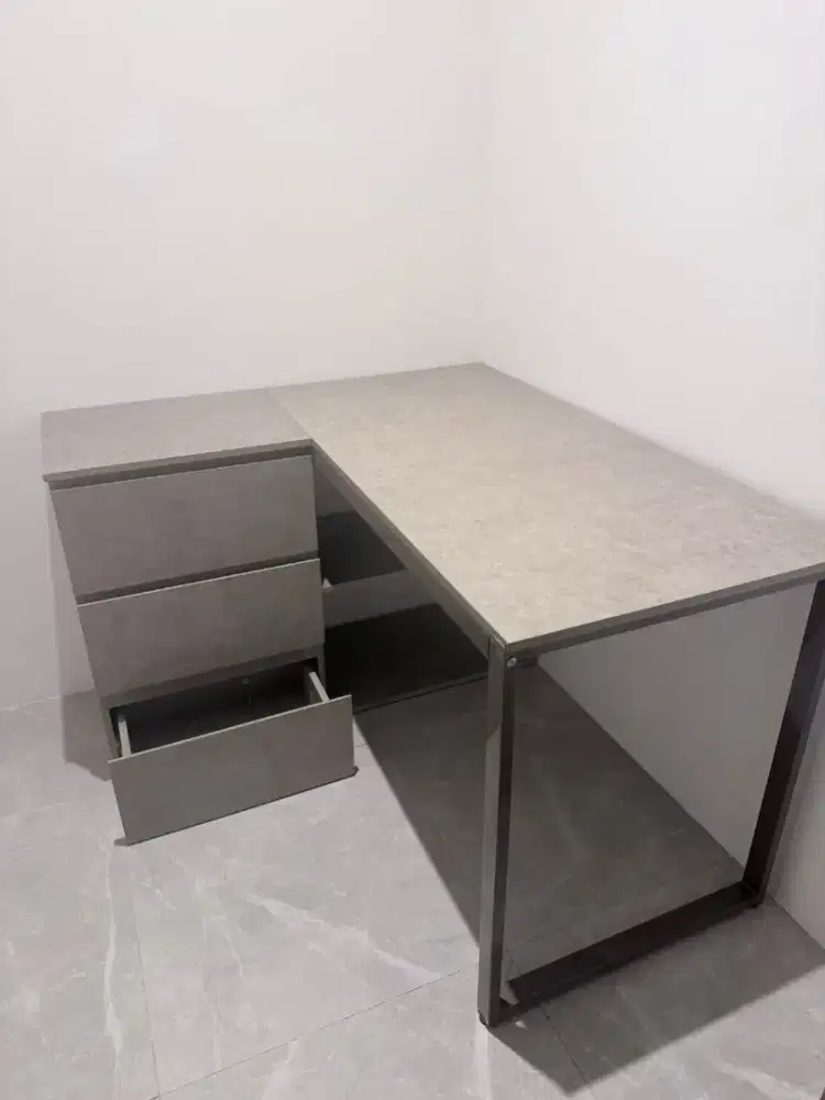 Meja kantor merek Informa