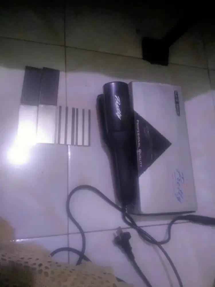 Catokan rambut pelurus dan papan