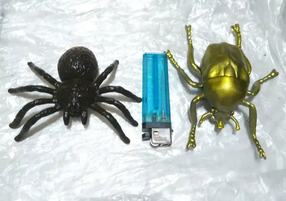 Diecast miniatur Laba laba dan kumbang emas batu .