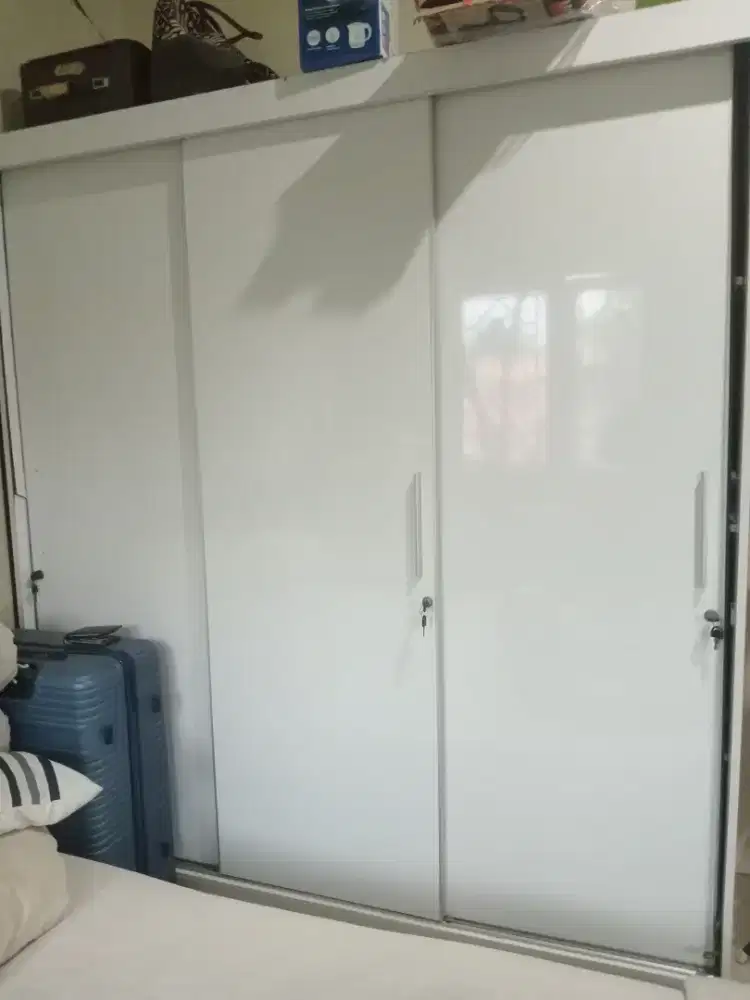 Lemari pakaian 3 pintu