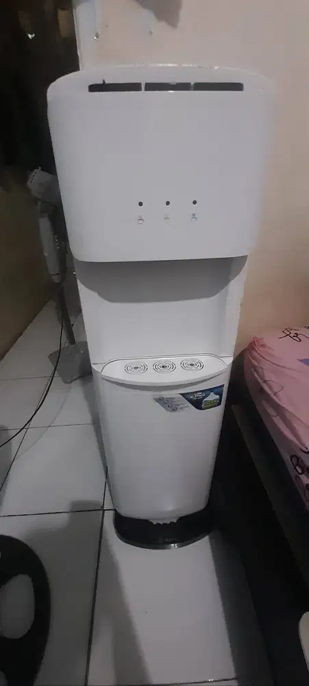 Dispenser galon bawah polytron