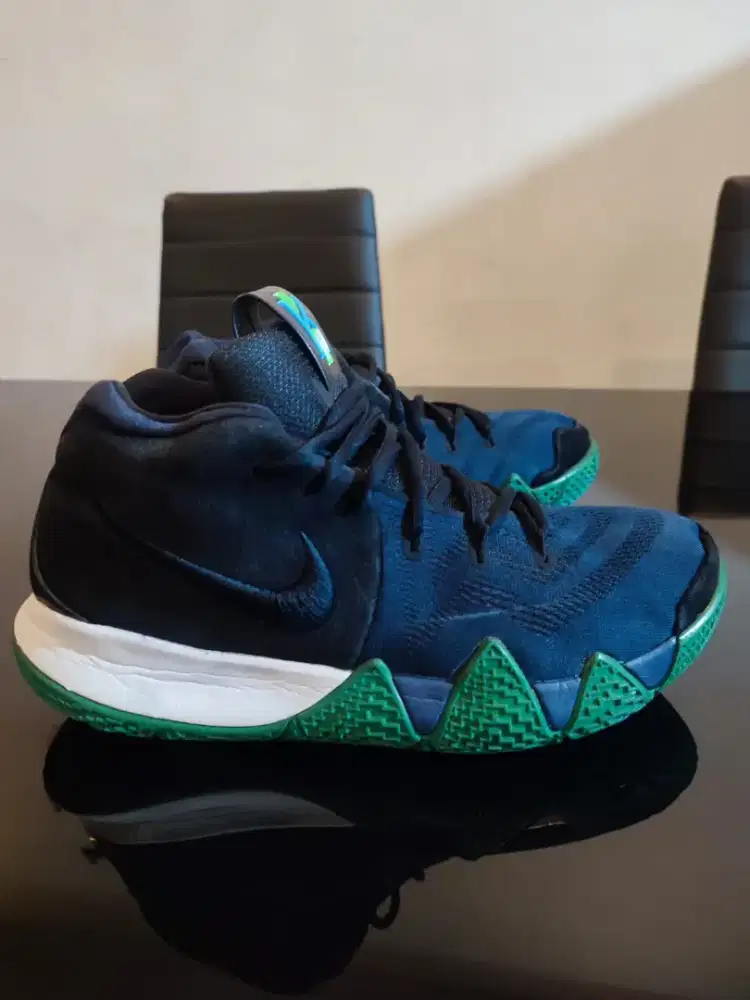 Sepatu kets Nike kyrie