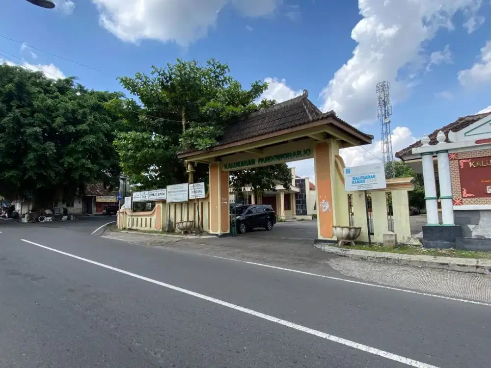 Utara Balai Desa Pandowoharjo, Tanah Mangku Jalan Raya