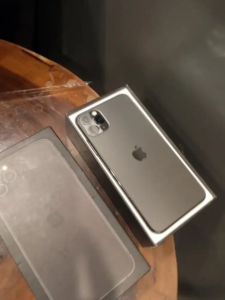 Iphone 11 pro max 256gb proper masih baru 4G