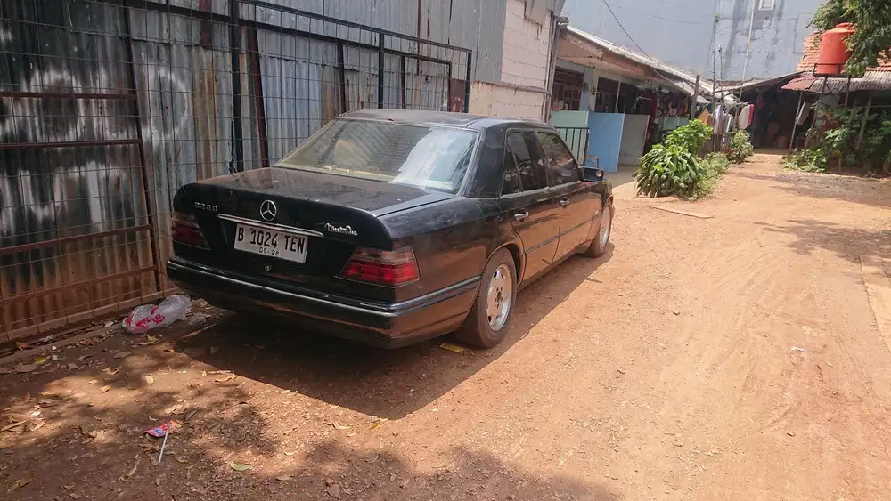 Mercedes-Benz E200 1988 Bensin