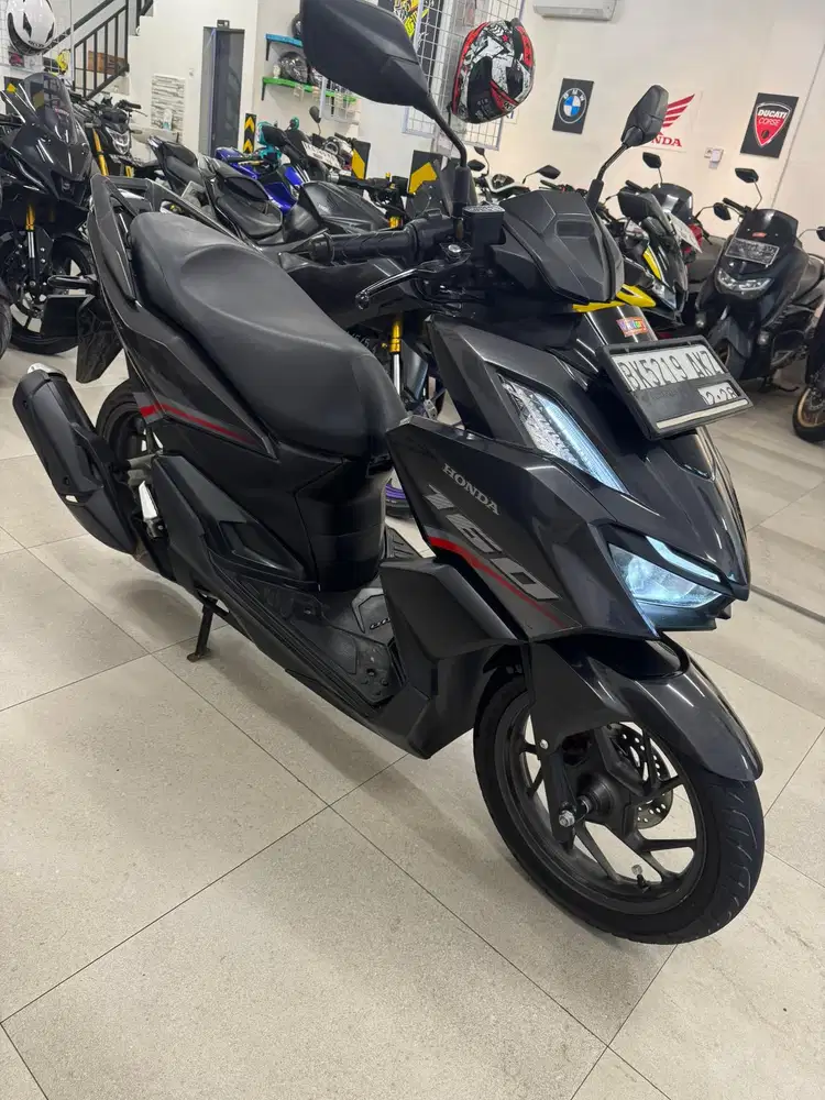 Honda Vario 160 CBS 2023 warna Hitam Glossy Vario160 Matic Black New