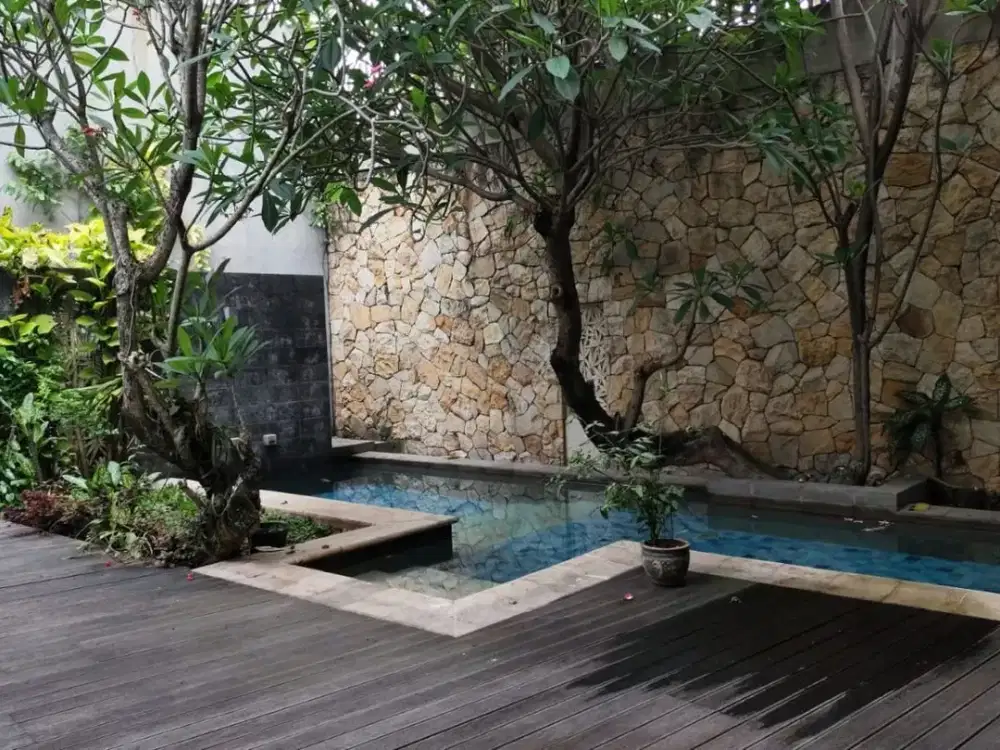 Disewakan Rumah Mewah dengan Pool di Jl. Dharmawangsa, Kebayoran Baru Jakarta Selatan