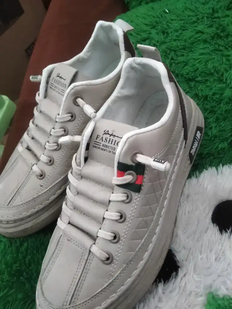 Sepatu slip on ukuran 39