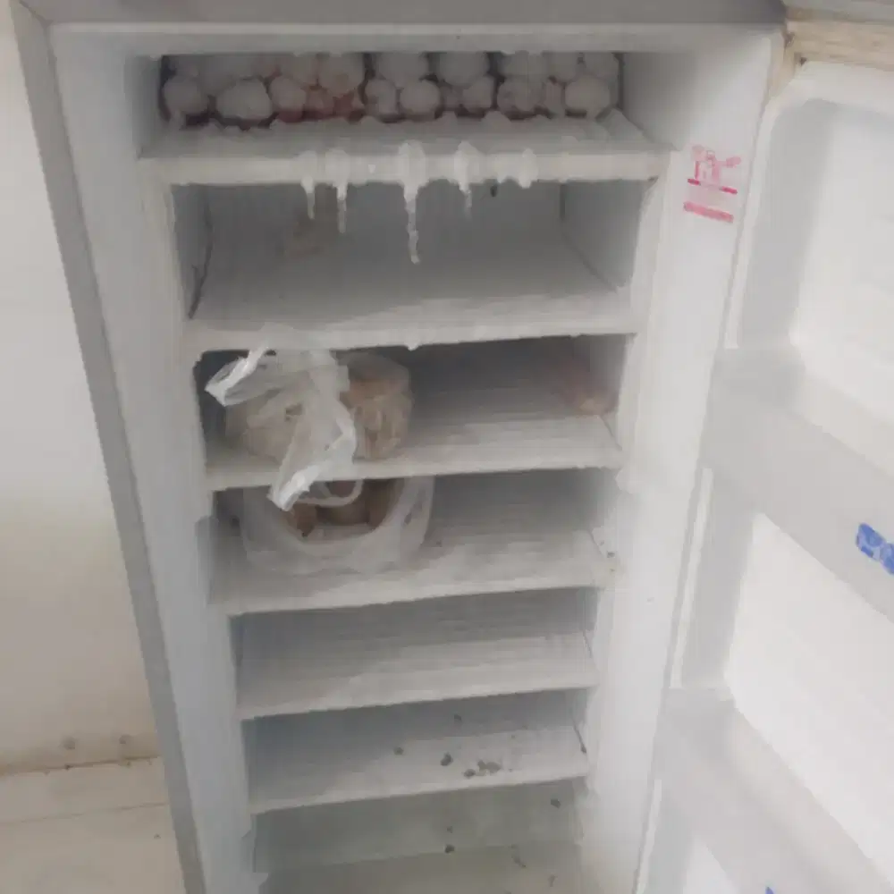 Dijual cepat freezer kondìsi normal beku sampai bawah