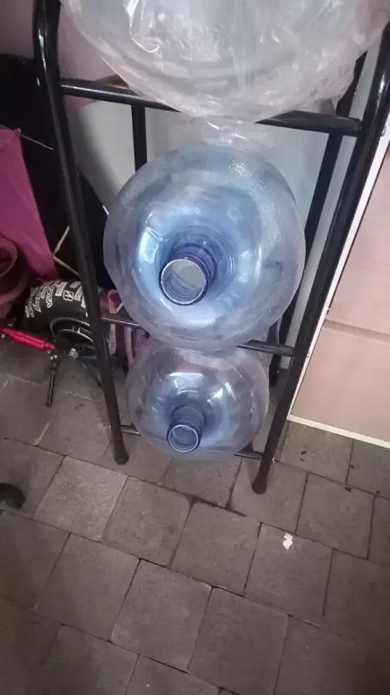 Dua buah galon aqua kosong