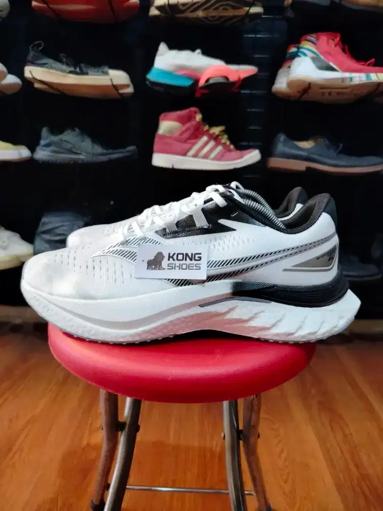 SEPATU SACONY ENDHRPHIN SPEED 4 WHITE BLACK 45