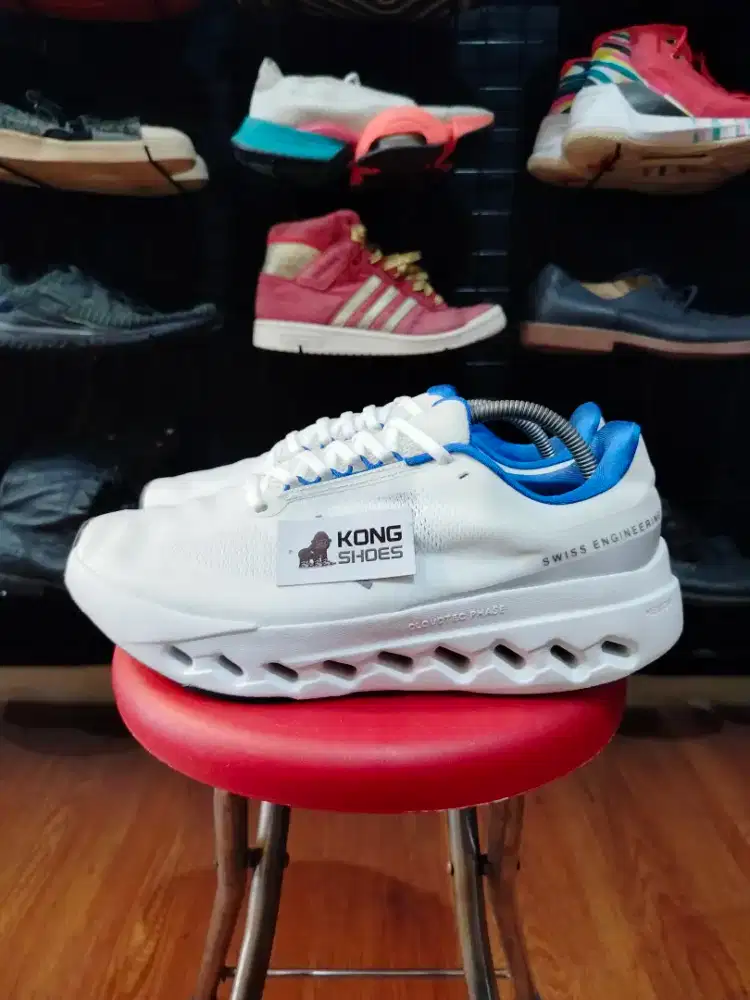 SEPATU ON CLOUD SURFER WHITE BLUE