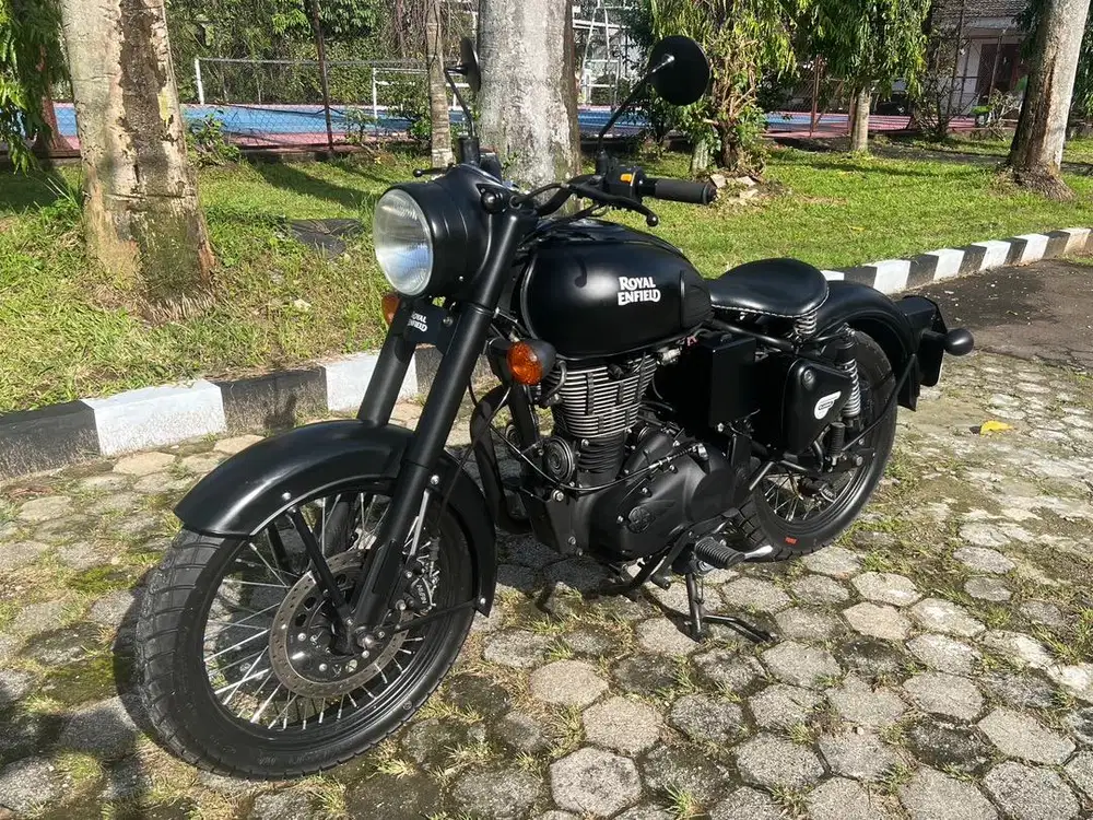 ROYAL ENFIELD CLASSIC 500 STEALH BLACK. LOW KM.