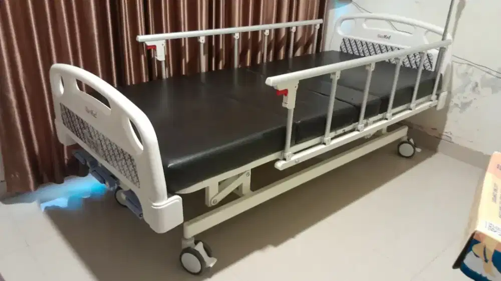 Tempat tidur pasien rawat inap + tiang gantung untuk infus. Bed pasien