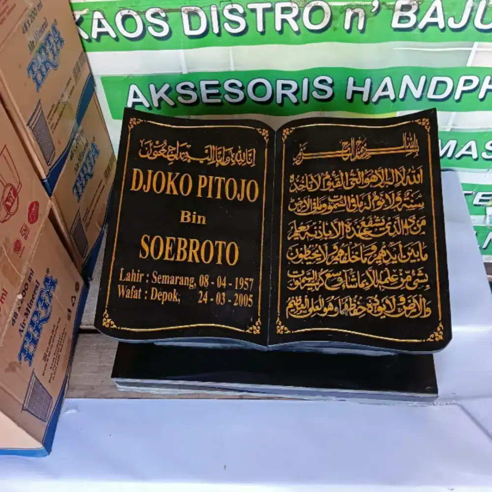Batu nisan buku / kitab