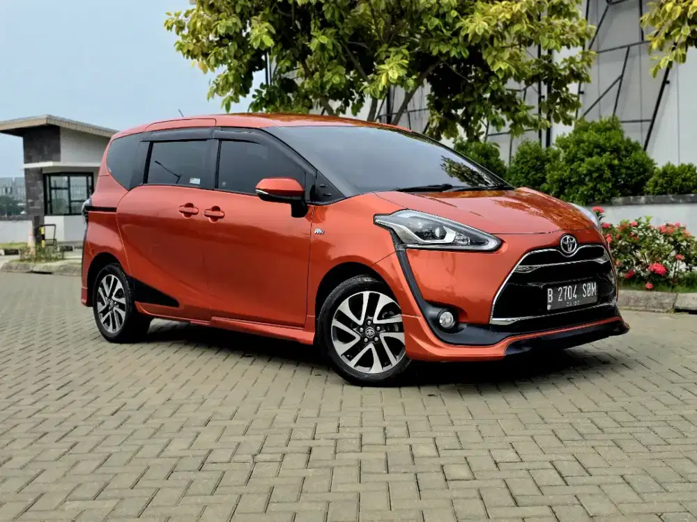 Dijual toyota sienta qcvt tahun 2016 warna orange  stnk hidup