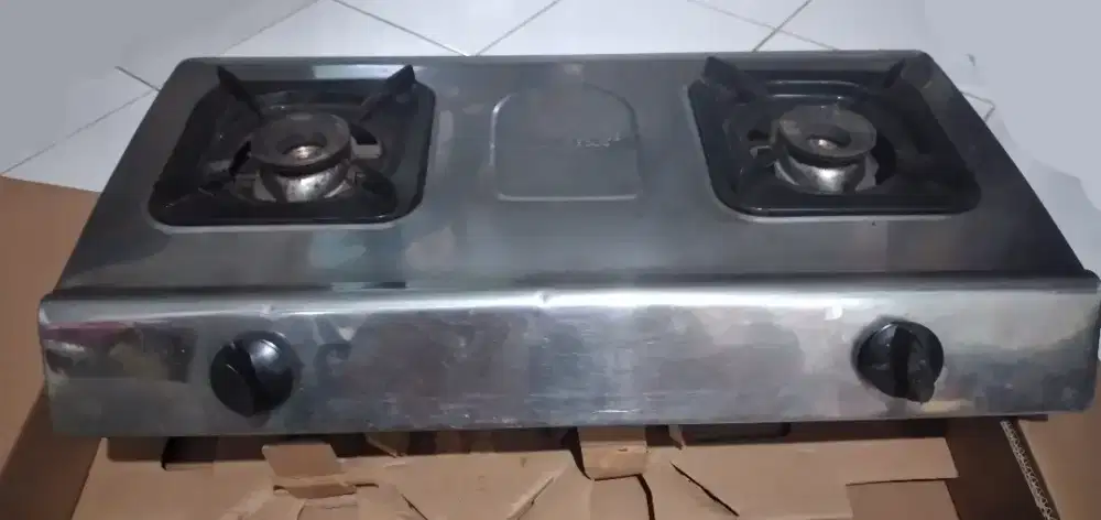 Kompor dua tungku masih menyala komplit