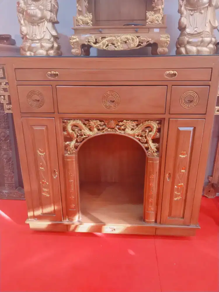 Meja sembahyang besar