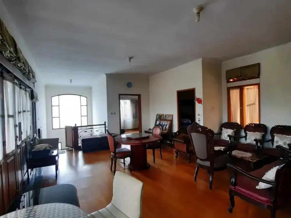 TURUN HARGA !! Rumah mewah 3 LANTAI d Turangga, akses jalan Lebar 3 mobil, lingkungan nyaman