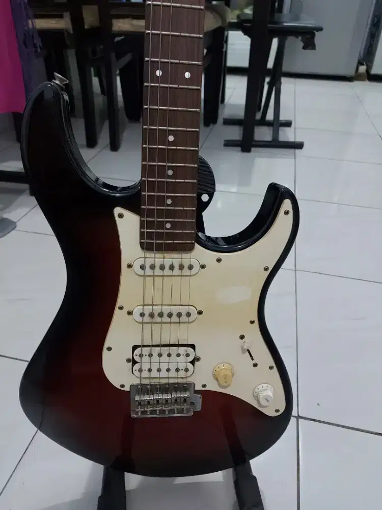 Gitar Electric merk Pasifica Yamaha