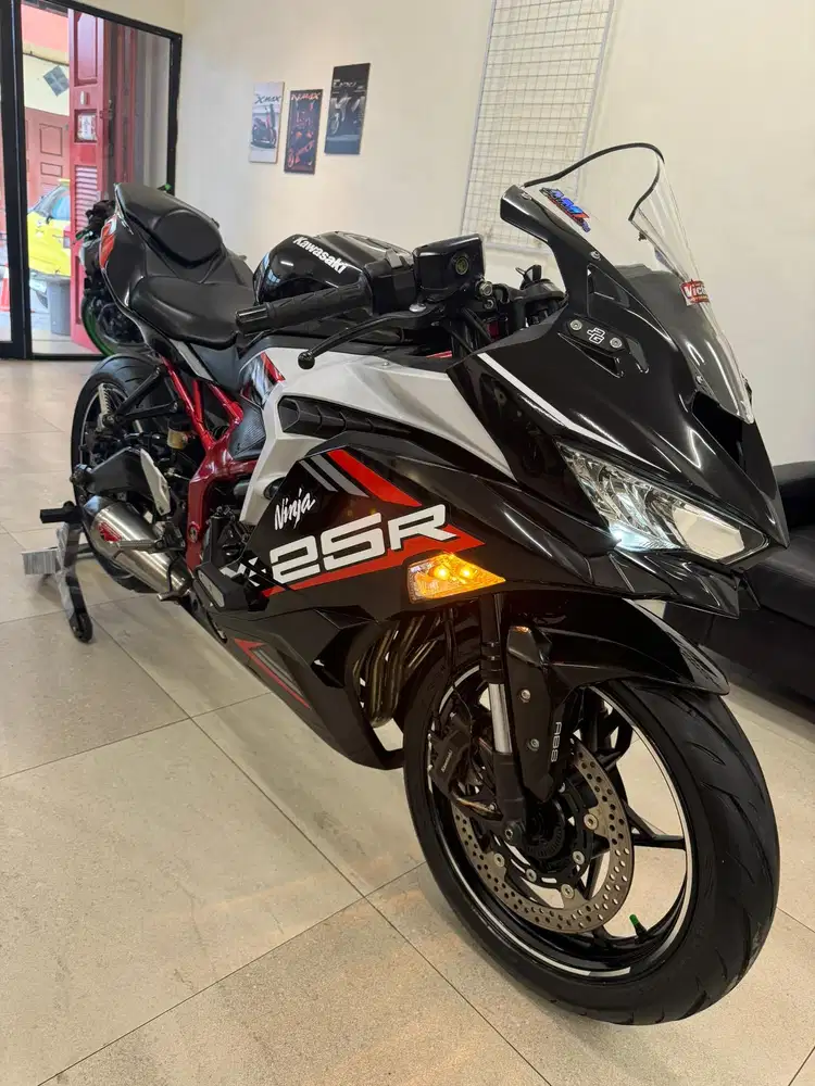 Kawasaki ZX 25R SE ABS KQS 2020 warna Hitam ZX25R 25 R 4 Silinder CC