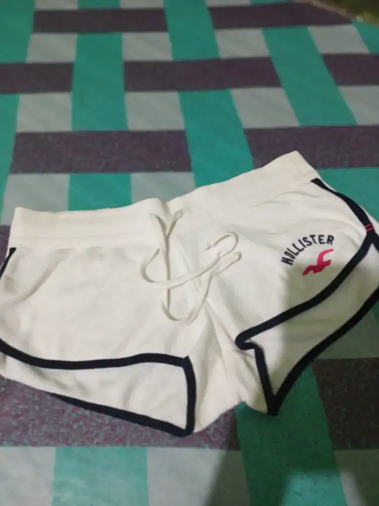 CELANA HOLISTER ORIGINAL PUTIH LIS HITAM UNISEX (size m)