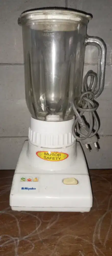 Blender pelumat makanan, jus buah