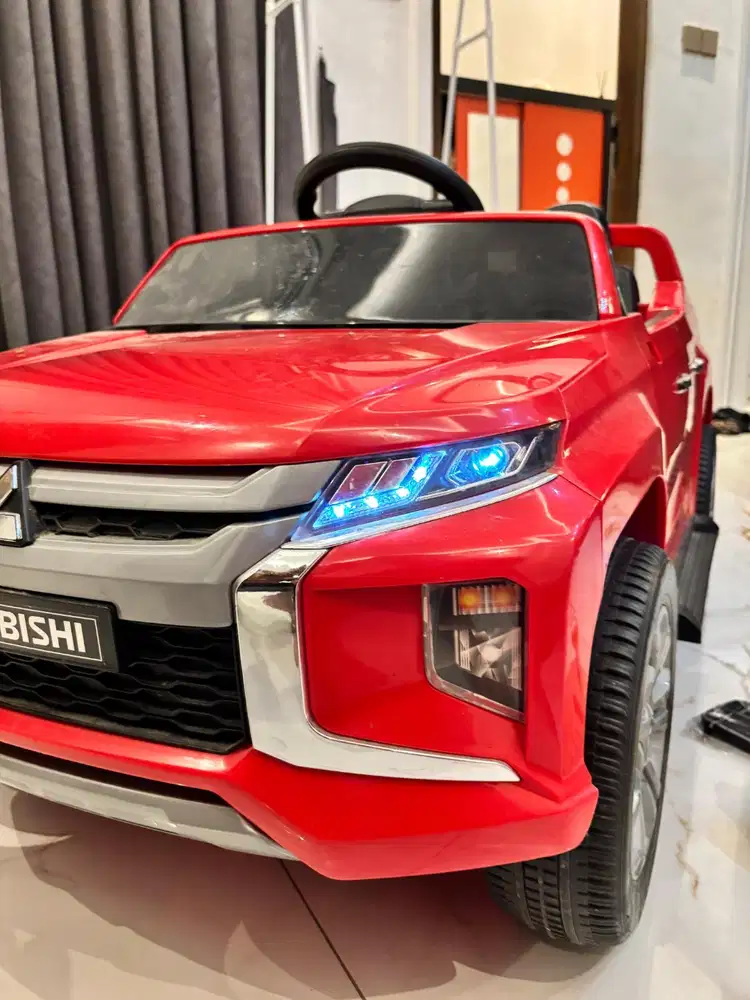 Mobil Aki Pajero bisa Untuk 2 anak