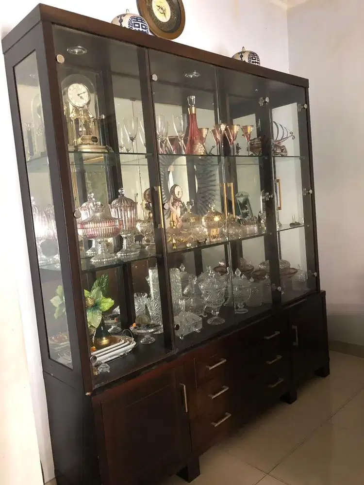Buffet Pajangan Kaca Elegan Kayu Solid – Kondisi Terawat